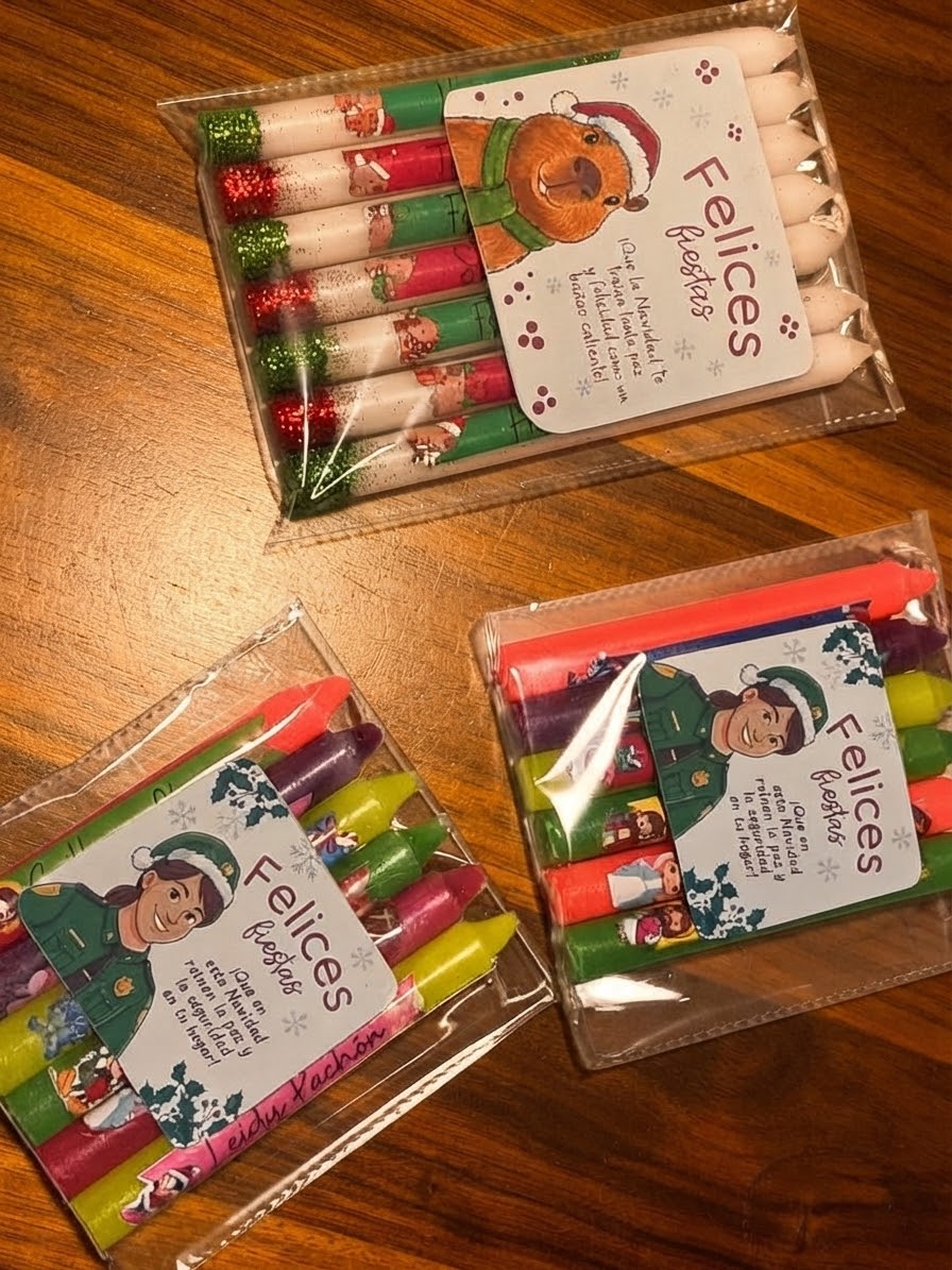 Paquetes de artículos coloridos con tarjetas navideñas